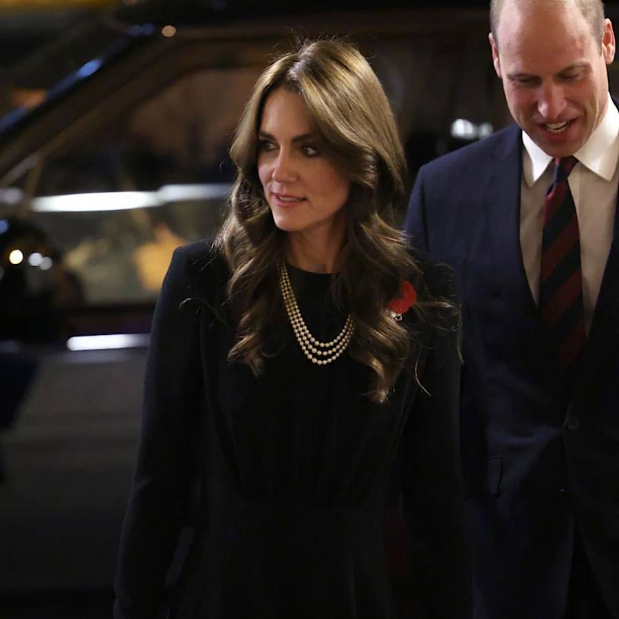 Кейт Міддлтон показала, як поєднати вишукану чорну сукню з королівським перловим намистом (фото)