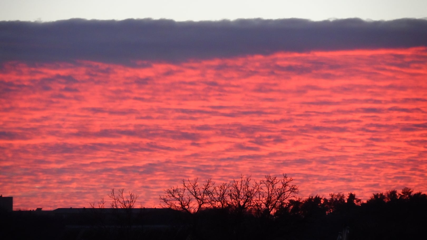 Над Києвом "палало" небо: дивіться неймовірні фото вогняного заходу сонця