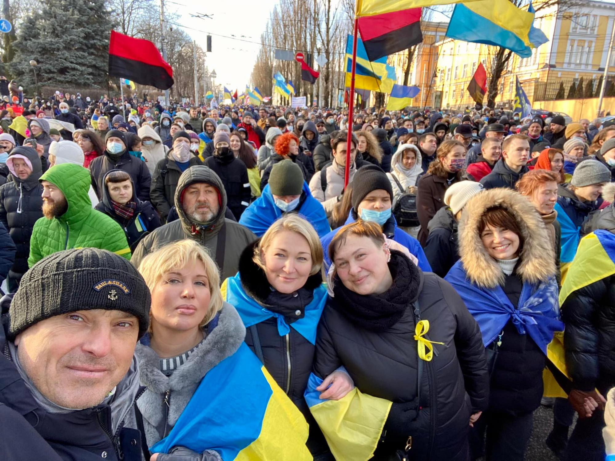 Украинцы на Марше единства в Киеве показали России, где на самом деле проходят "красные линии" (видео, фото)