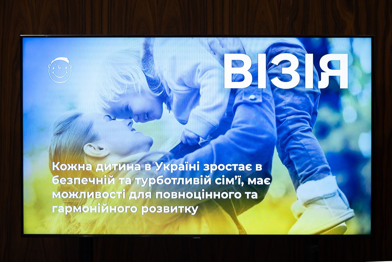 Зеленська в лаконічному костюмі розповіла про важливість зростання дітей у повноцінній родині
