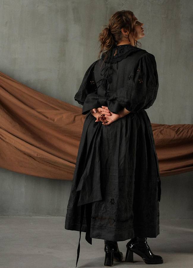 Українське етно та сучасні тренди. Саша Заріцька у розкішній вишитій сукні вражає вишуканістю (фото)