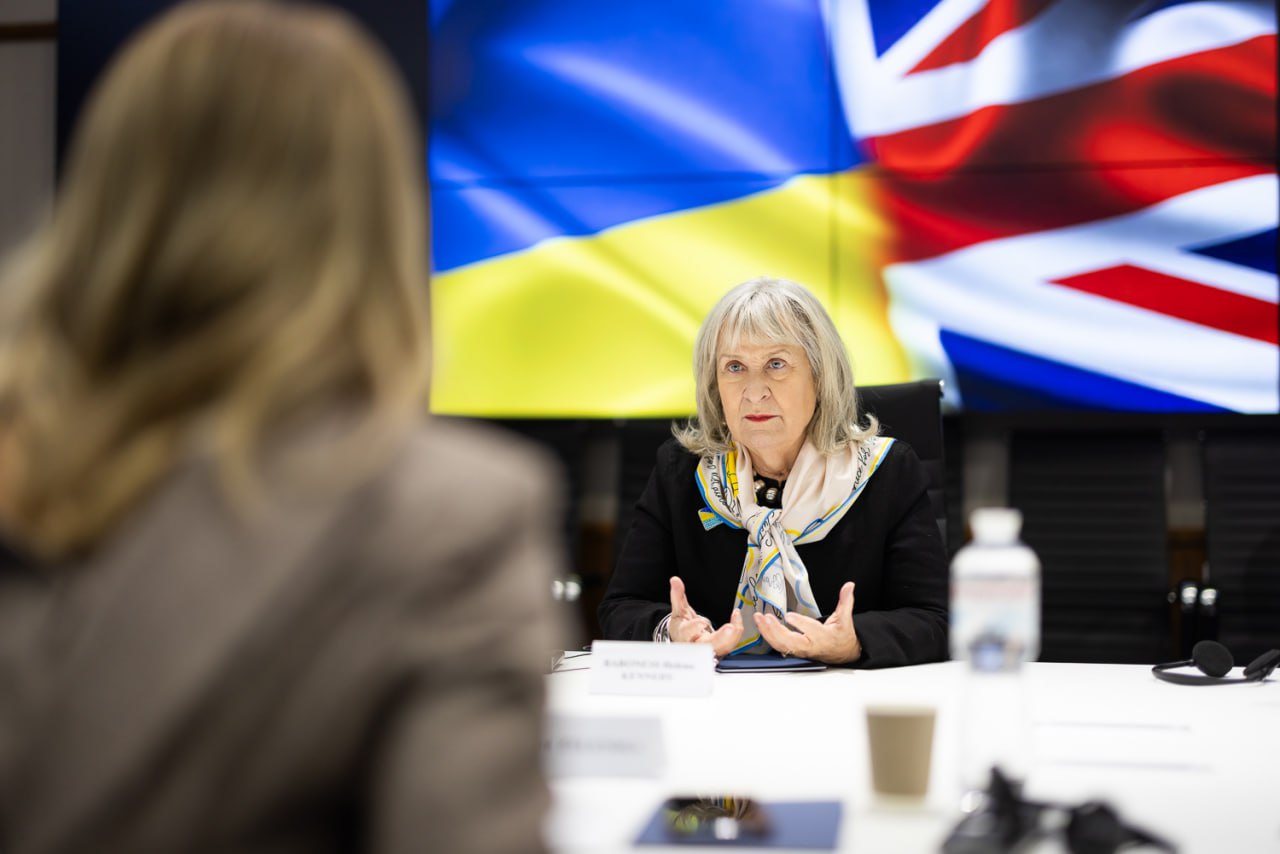 Елена Зеленская поразила новым костюмом с оригинальным воротником (фото)