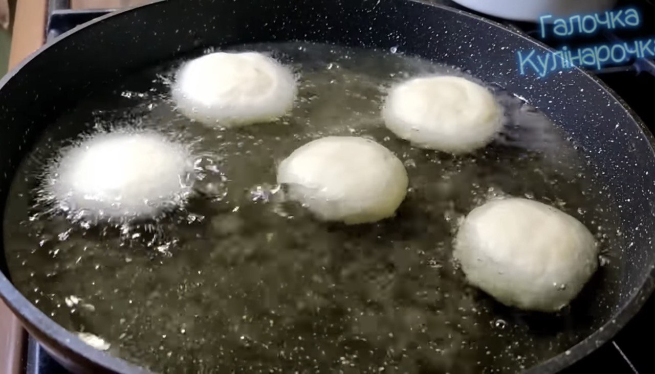 Смачні пончики з вишнями на Різдво: простий покроковий рецепт