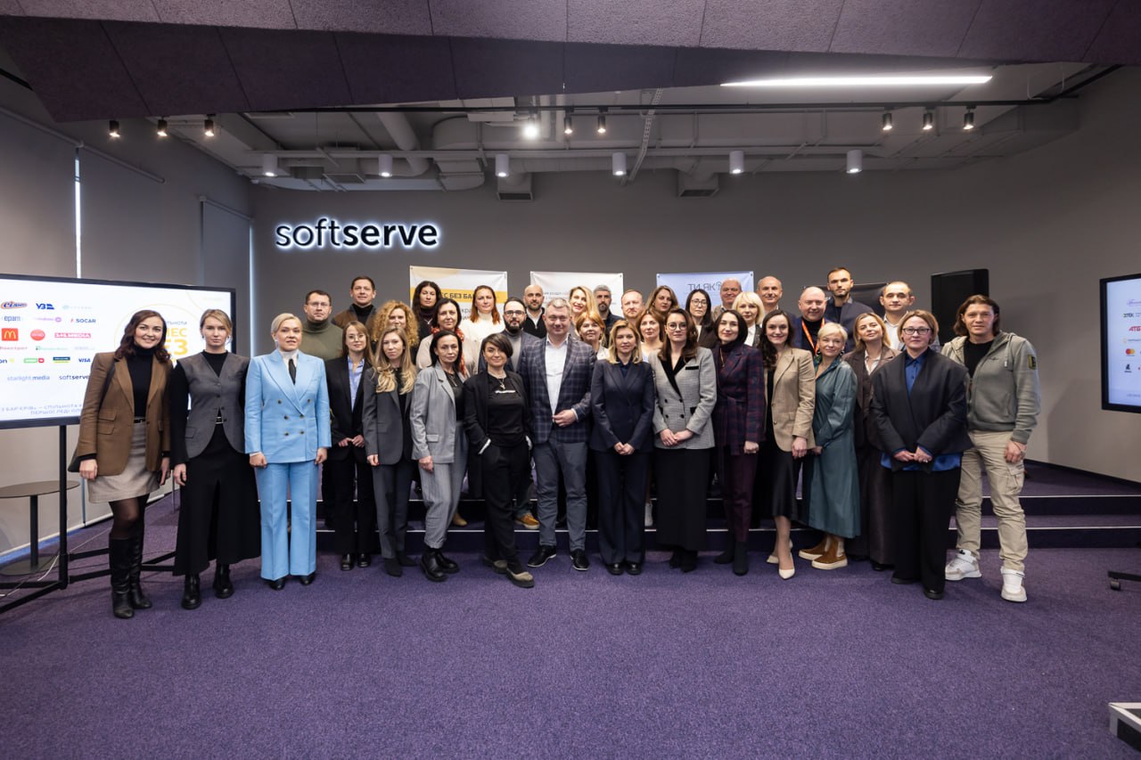 Вся в черном, но с улыбкой: Елена Зеленская взволновала новым образом (фото)