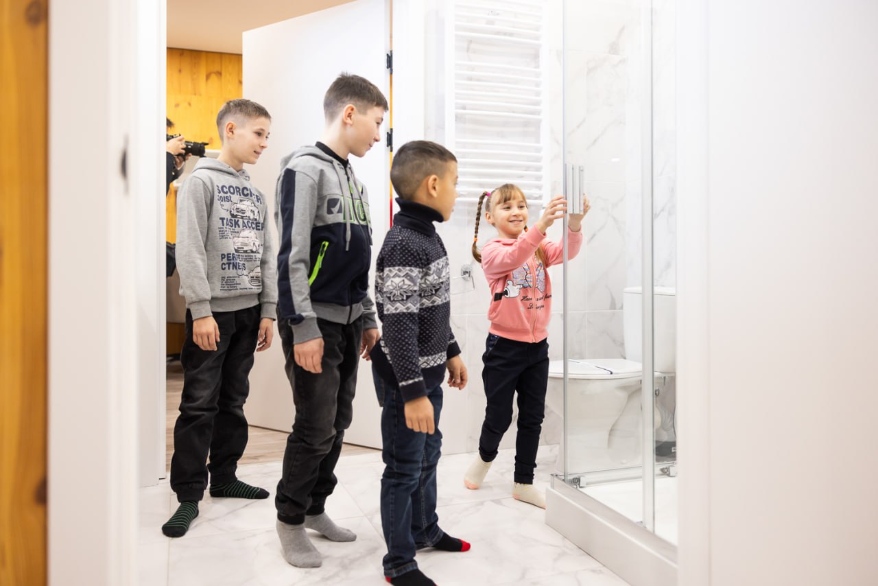 Олена Зеленська заселила багатодітну родину у новий будинок: &quot;Передала ключі&quot;