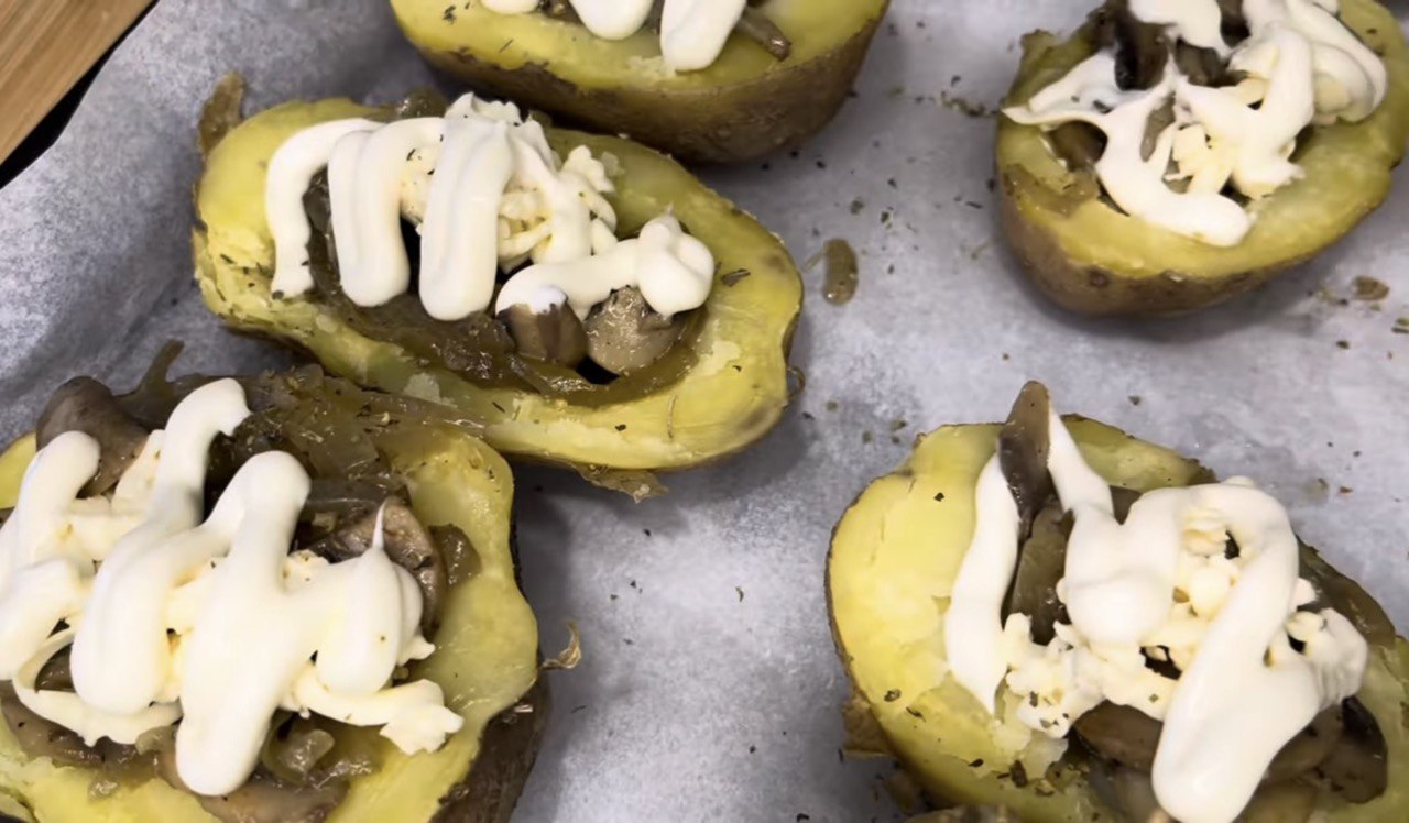 Как приготовить вкусные картофельные &quot;лодочки&quot; с грибами: простой пошаговый рецепт