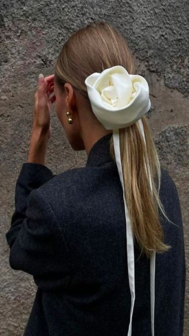 Как аккуратно и уместно добавить цветочные аксессуары в свой гардероб