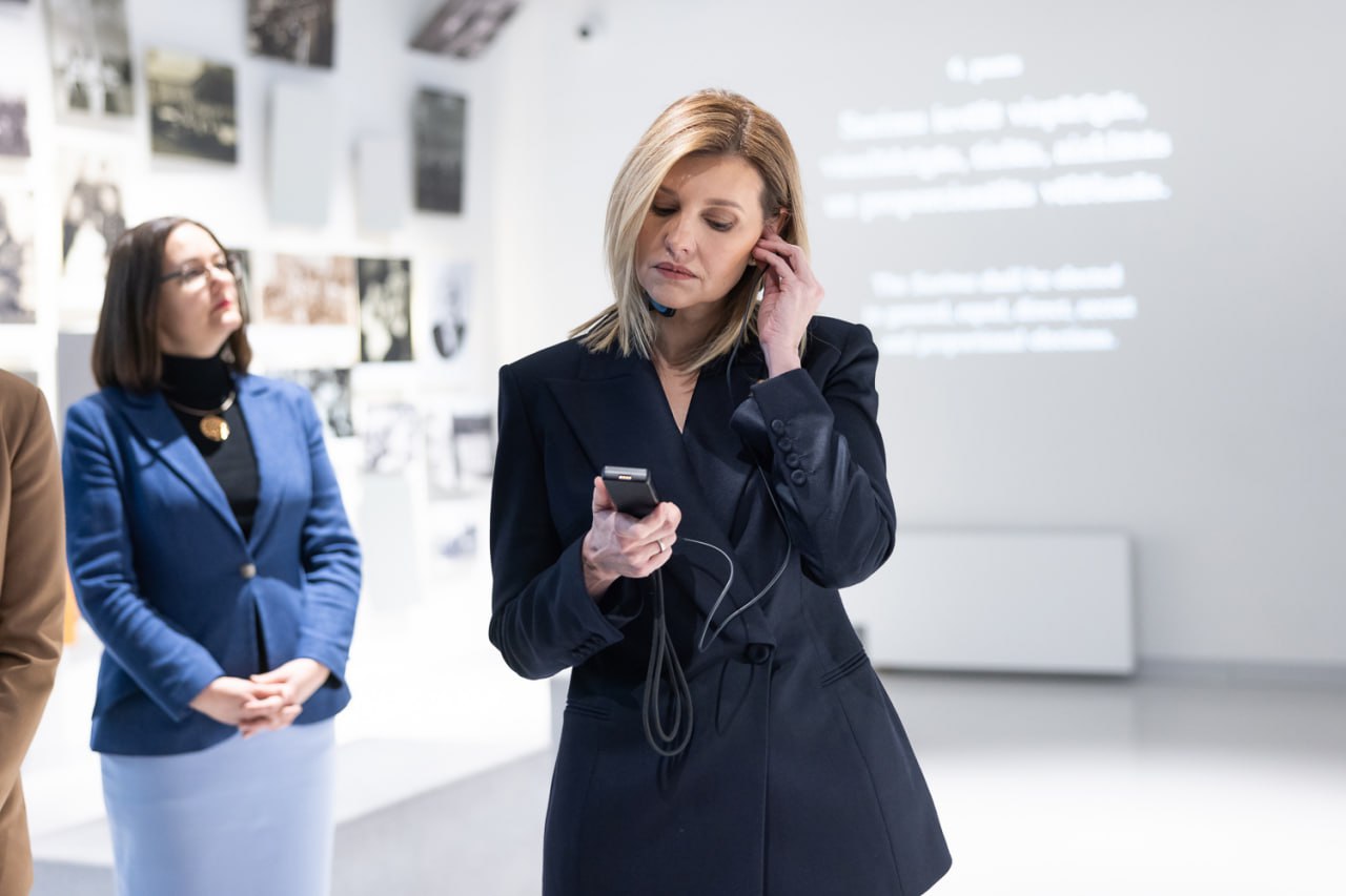 Елена Зеленская в латвийском музее оккупации показала, как носить черный брючный костюм (фото)