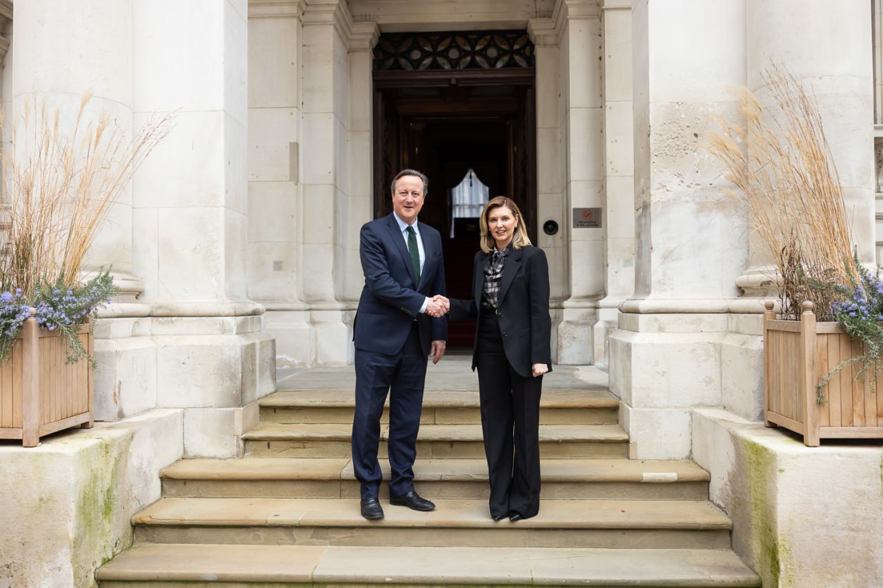 Елена Зеленская показала, как соединить трендовую рубашку в клетку с классическим костюмом (фото)