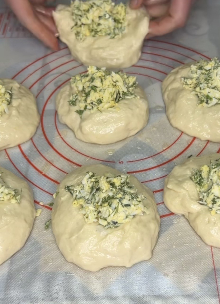 Будуть м'якими кілька днів: як приготувати картопляні булочки з соковитою начинкою