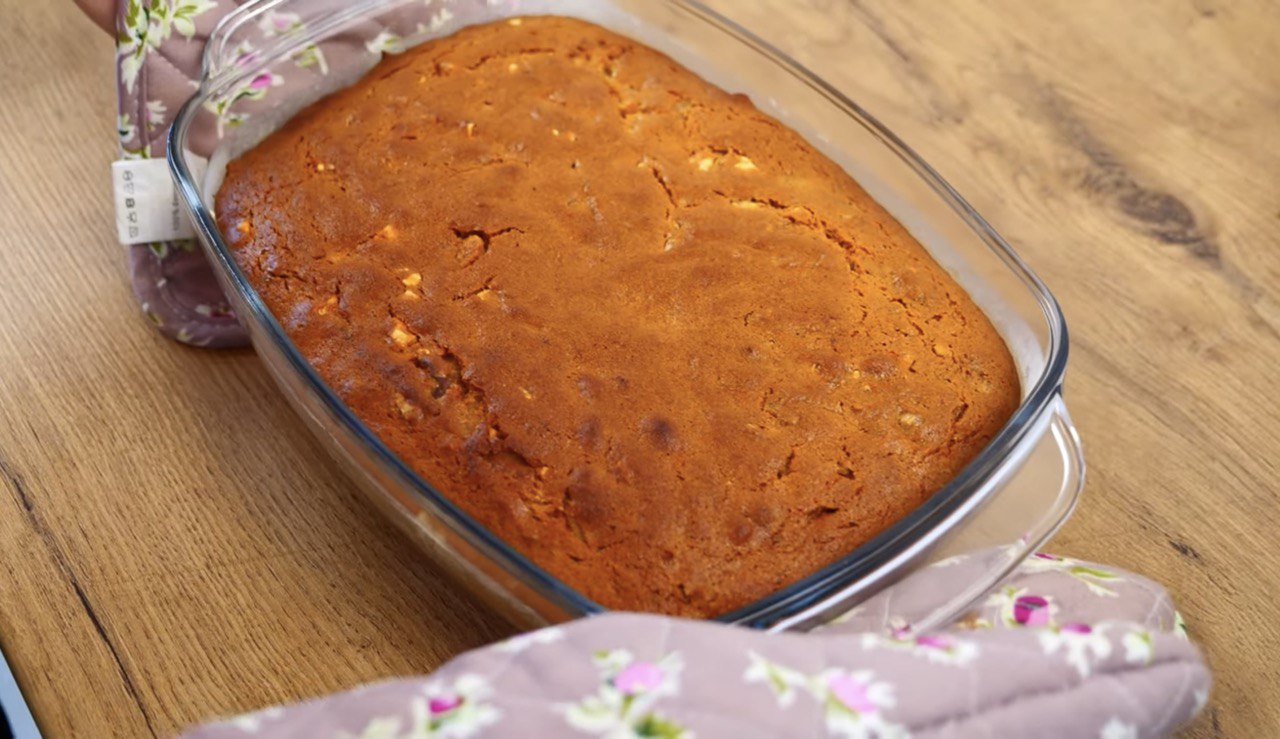 Без яєць та на мінеральній воді: рецепт незвичного заливного пирога з варенням