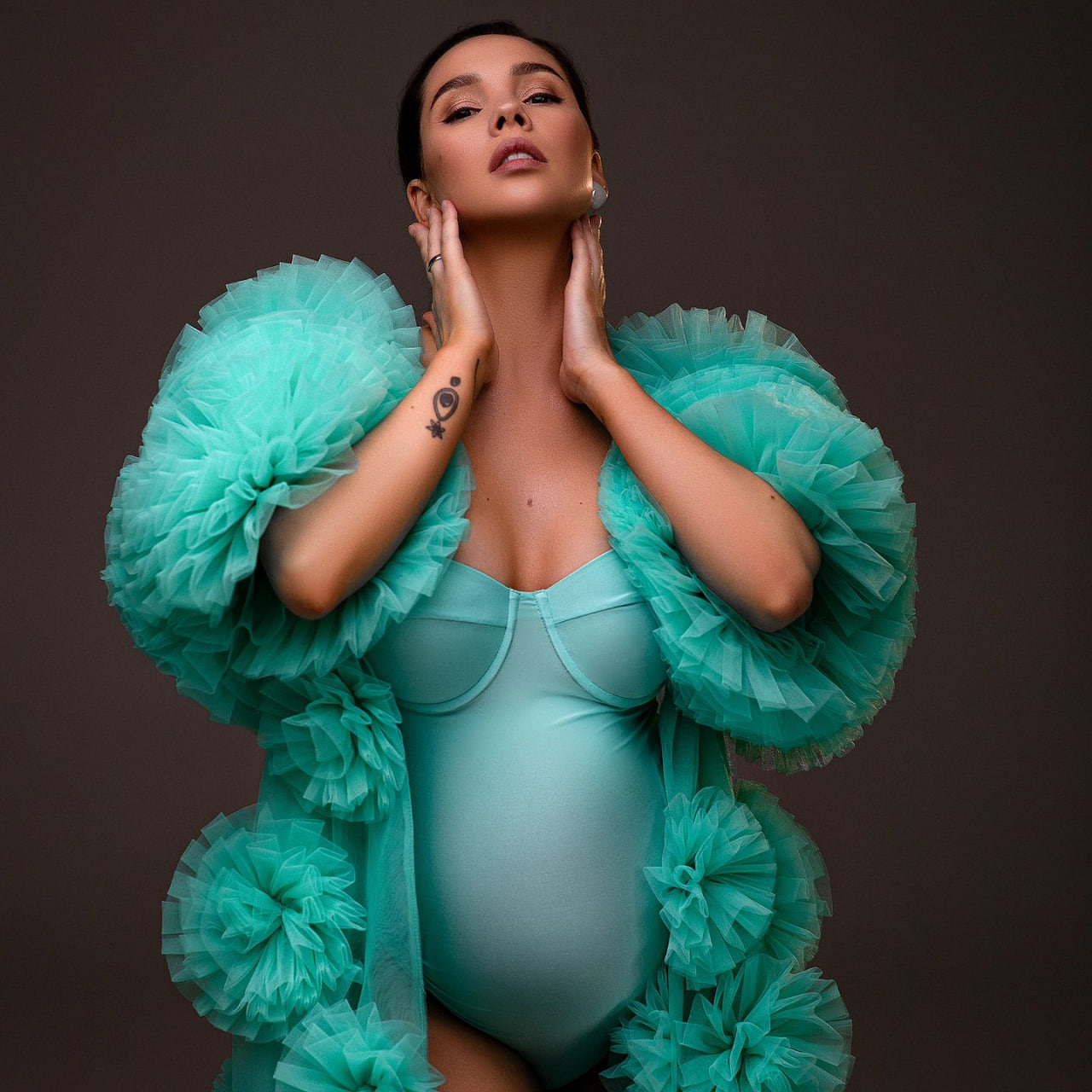 Жена Евгения Кота засветила беременный животик на последних сроках в яркой фотосессии