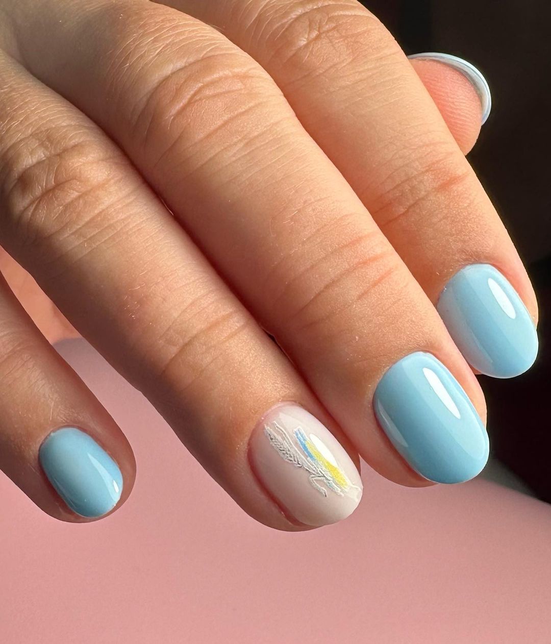 Ідеї патріотичного манікюру в жовто-блакитних кольорах для святкування Дня Незалежності України: фото