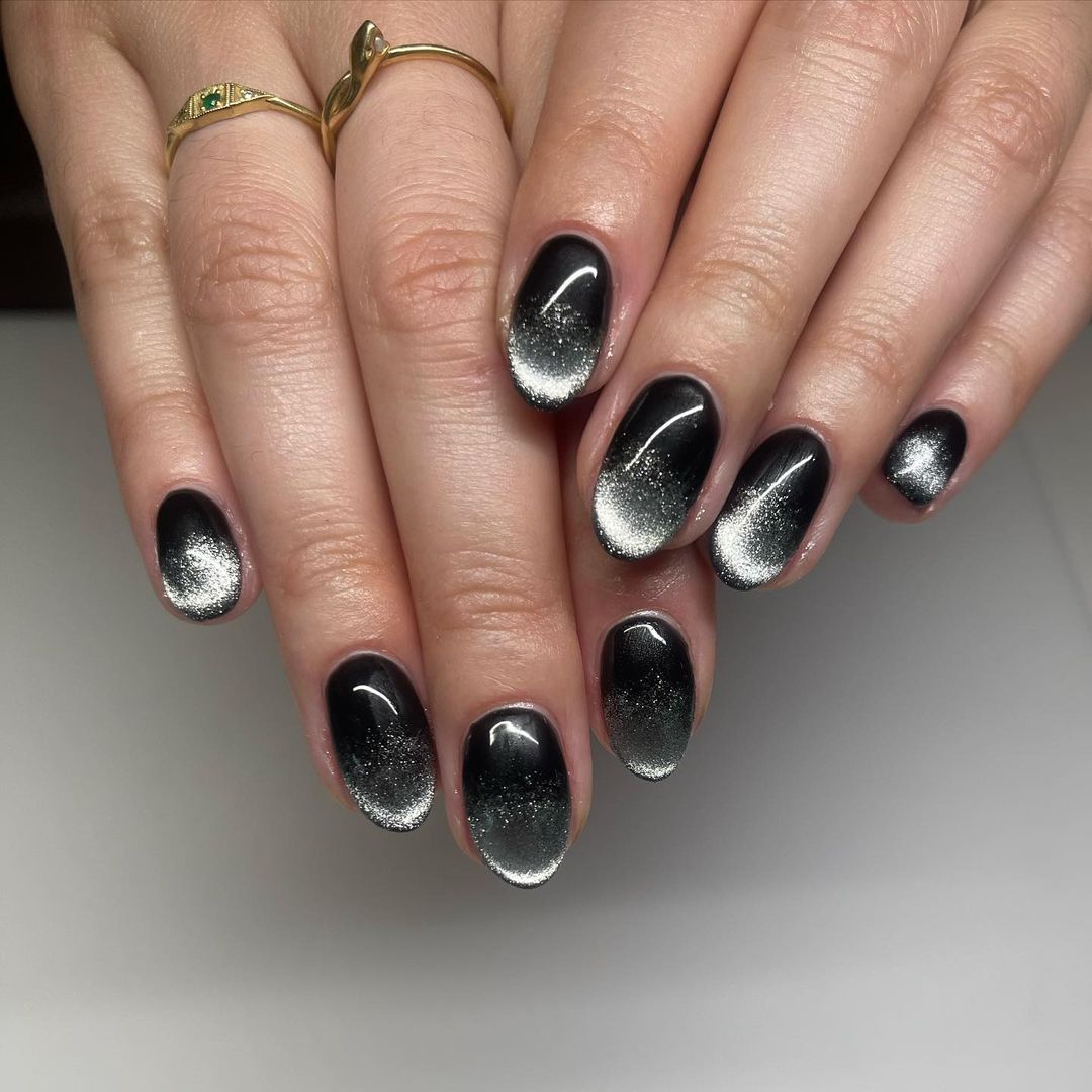 Как выглядит модный черный маникюр на осень 2024 года: идеи стильных дизайнов