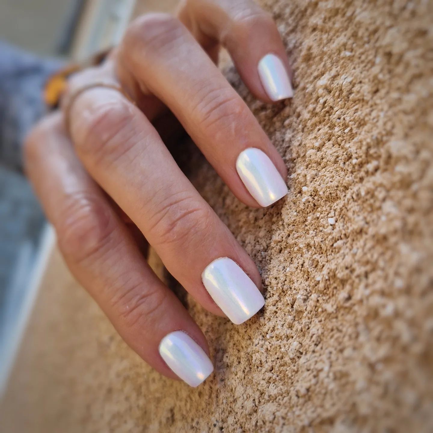 Белый маникюр не выходит из моды: идеи стильных дизайнов на осень 2024