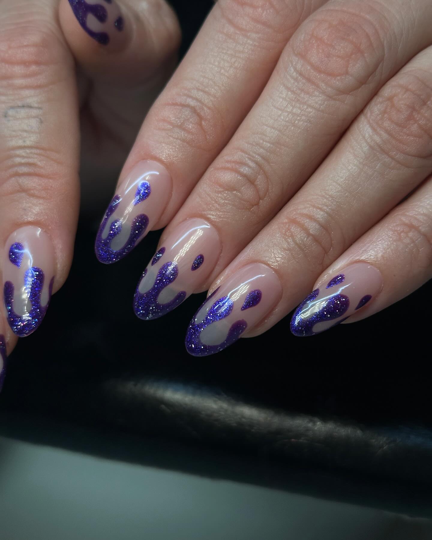 8 идей фиолетового французского маникюра: от блестящих кончиков до лавандовых акцентов