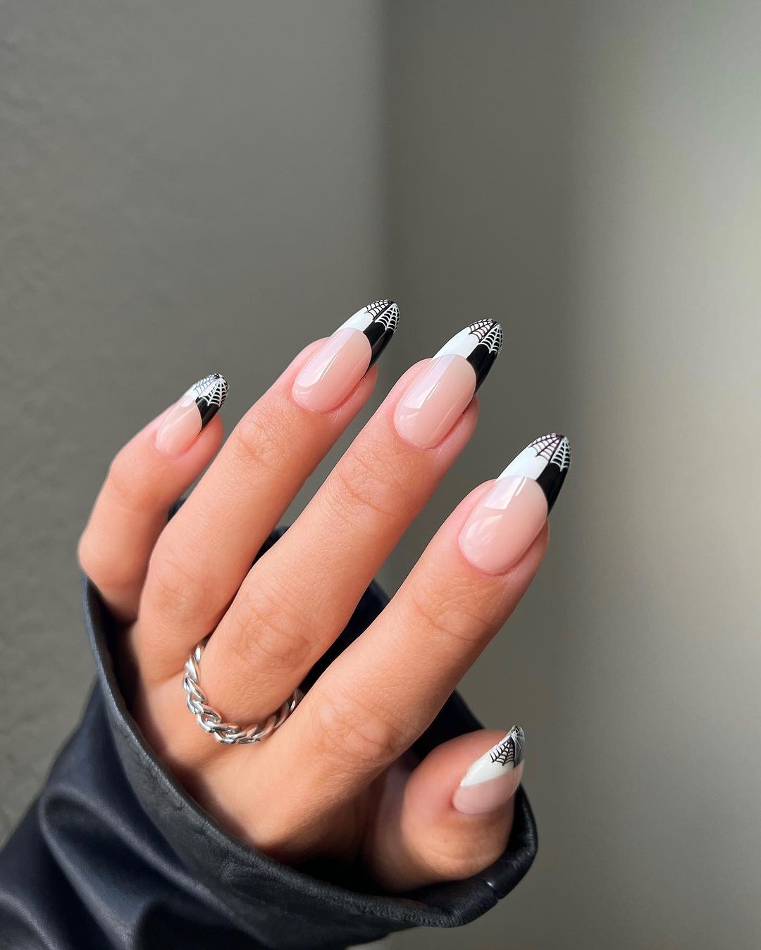 Оригинальные идеи маникюра на Хэллоуин-2024: какие дизайны в тренде