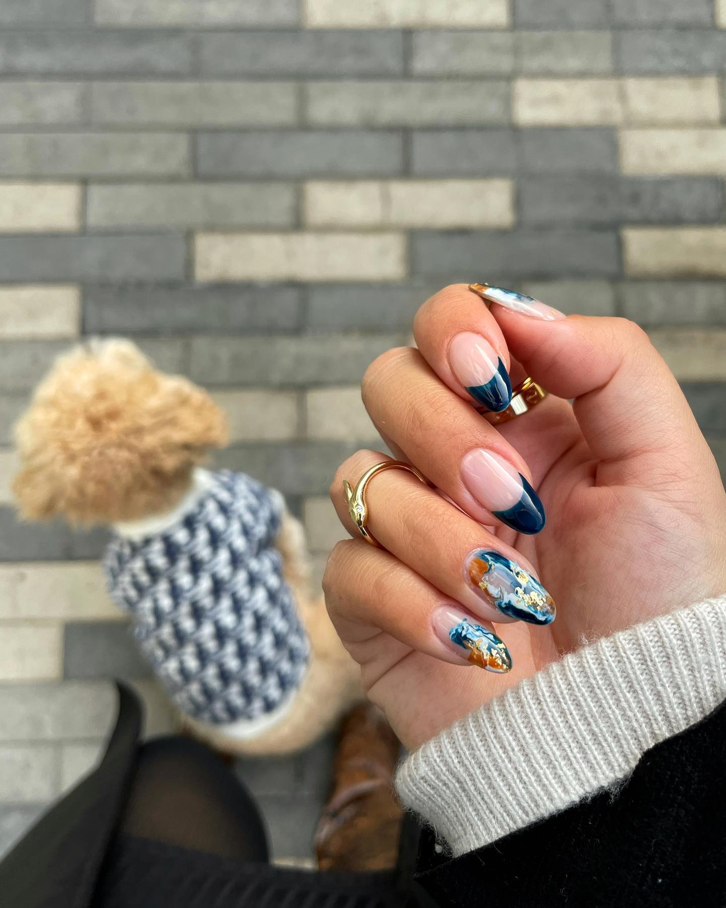 Новинки маникюра на осень: 7 идей трендового темно-синего &quot;френча&quot;