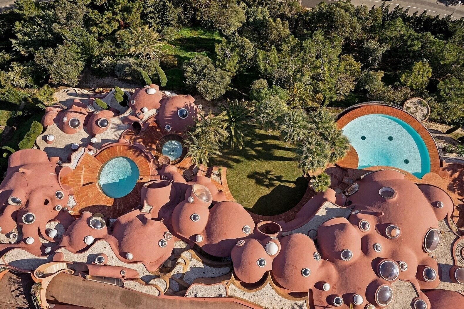 6 найдивніших архітектурних споруд у світі, які взагалі не схожі на будинки