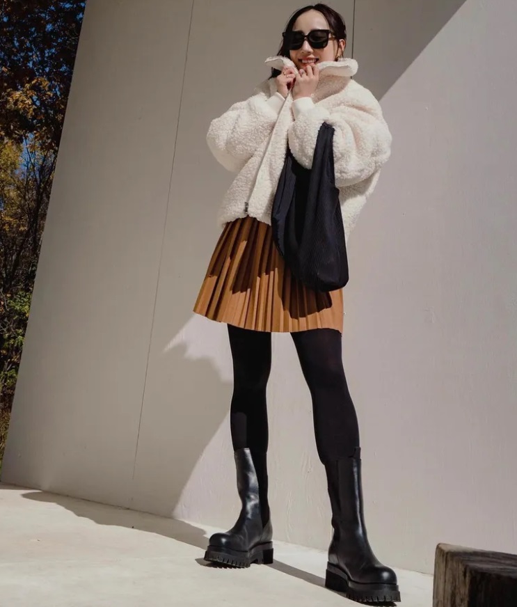 Короткий пуховик та шкіряні брюки: модні блогери показали головні тренди 2024 року