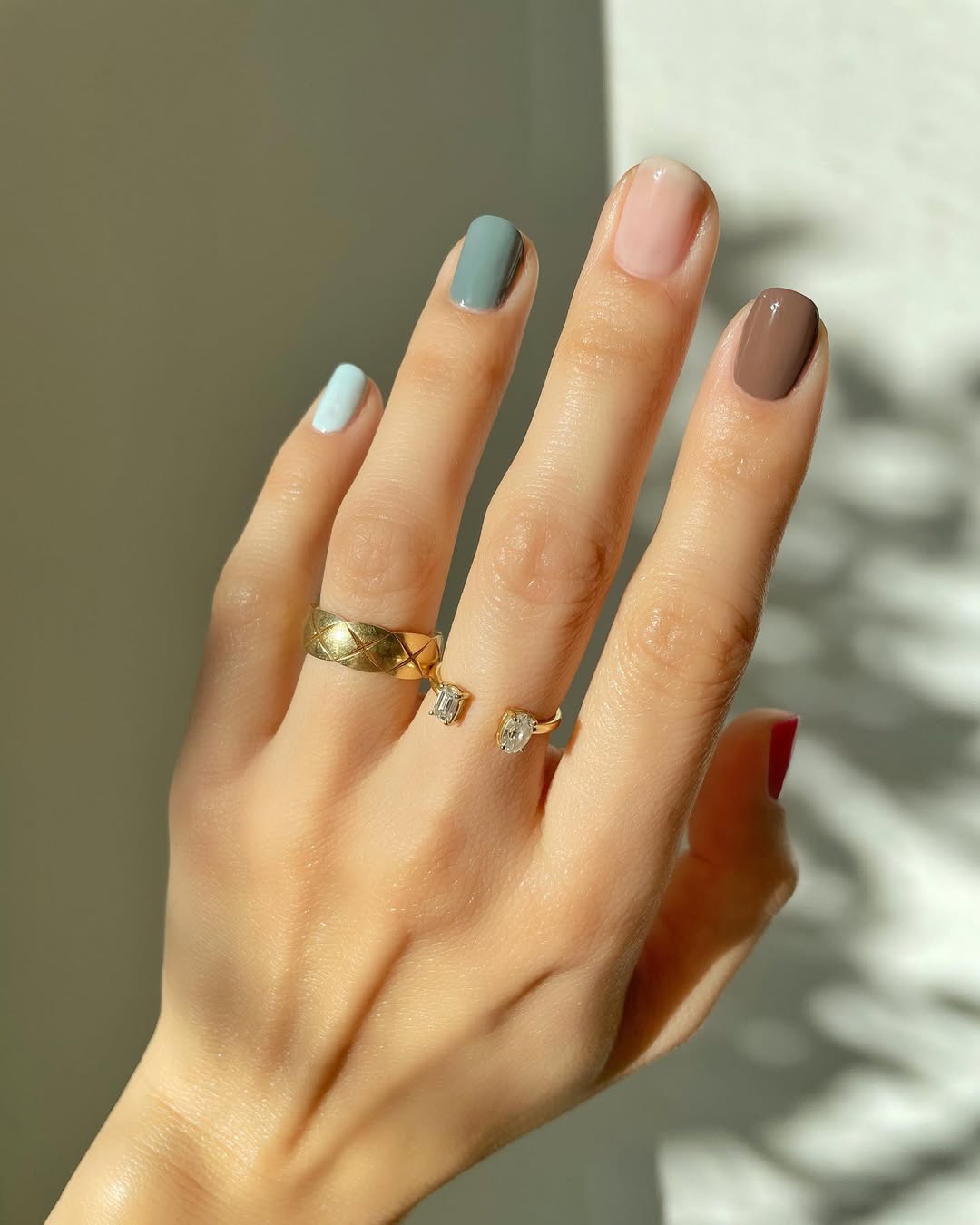 Який колір лаку вибрати в січні 2025, щоб манікюр виглядав дорого