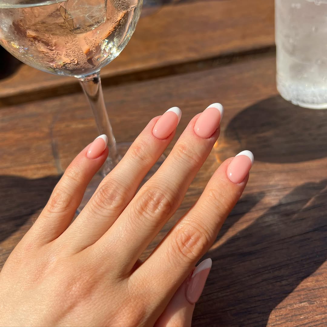 7 идей маникюра на январь 2025: чем заменить новогоднюю тематику