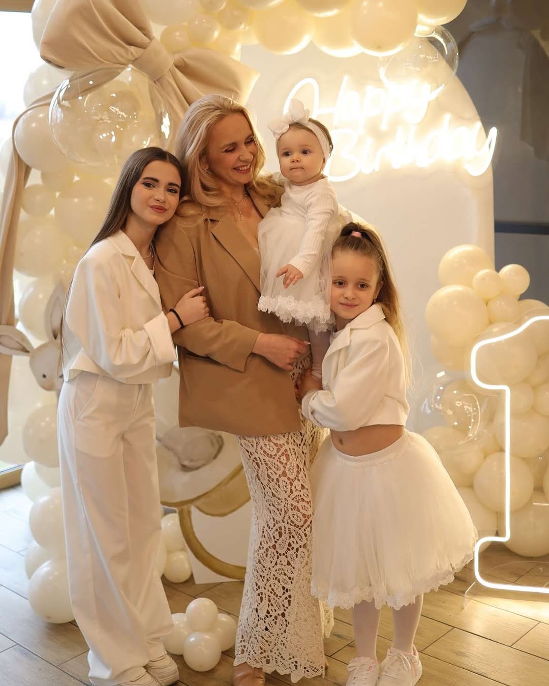Огромный торт и корона: Лилия Ребрик устроила пышный праздник для самой маленькой дочери