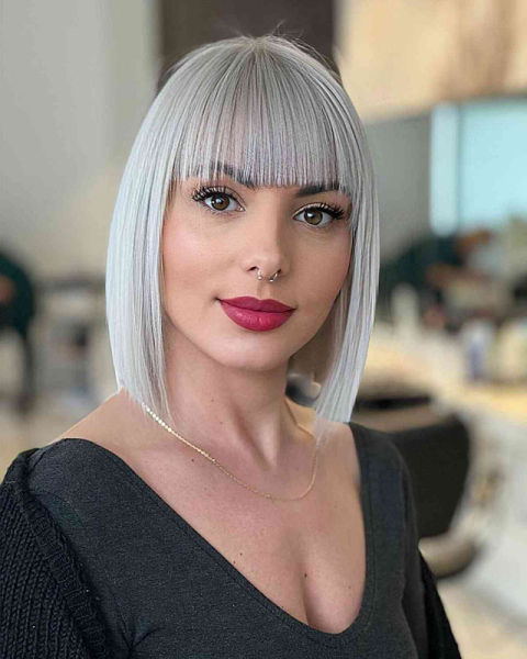 Стрижки, которые омолаживают: какие варианты и цвета стали главным трендом сезона