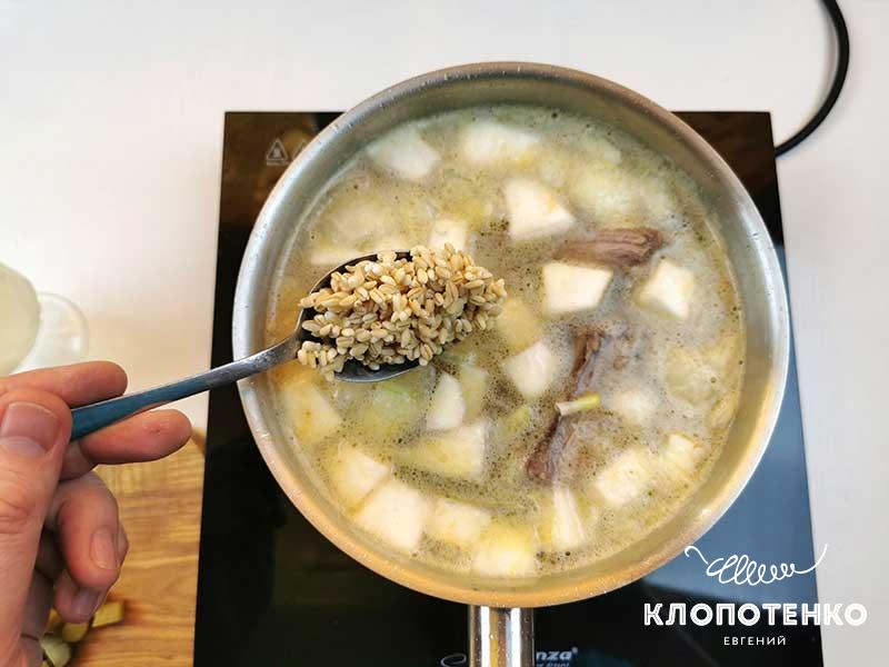 Клопотенко поделился рецептом идеального рассольника, добавив туда &quot;нестандартные&quot; огурцы