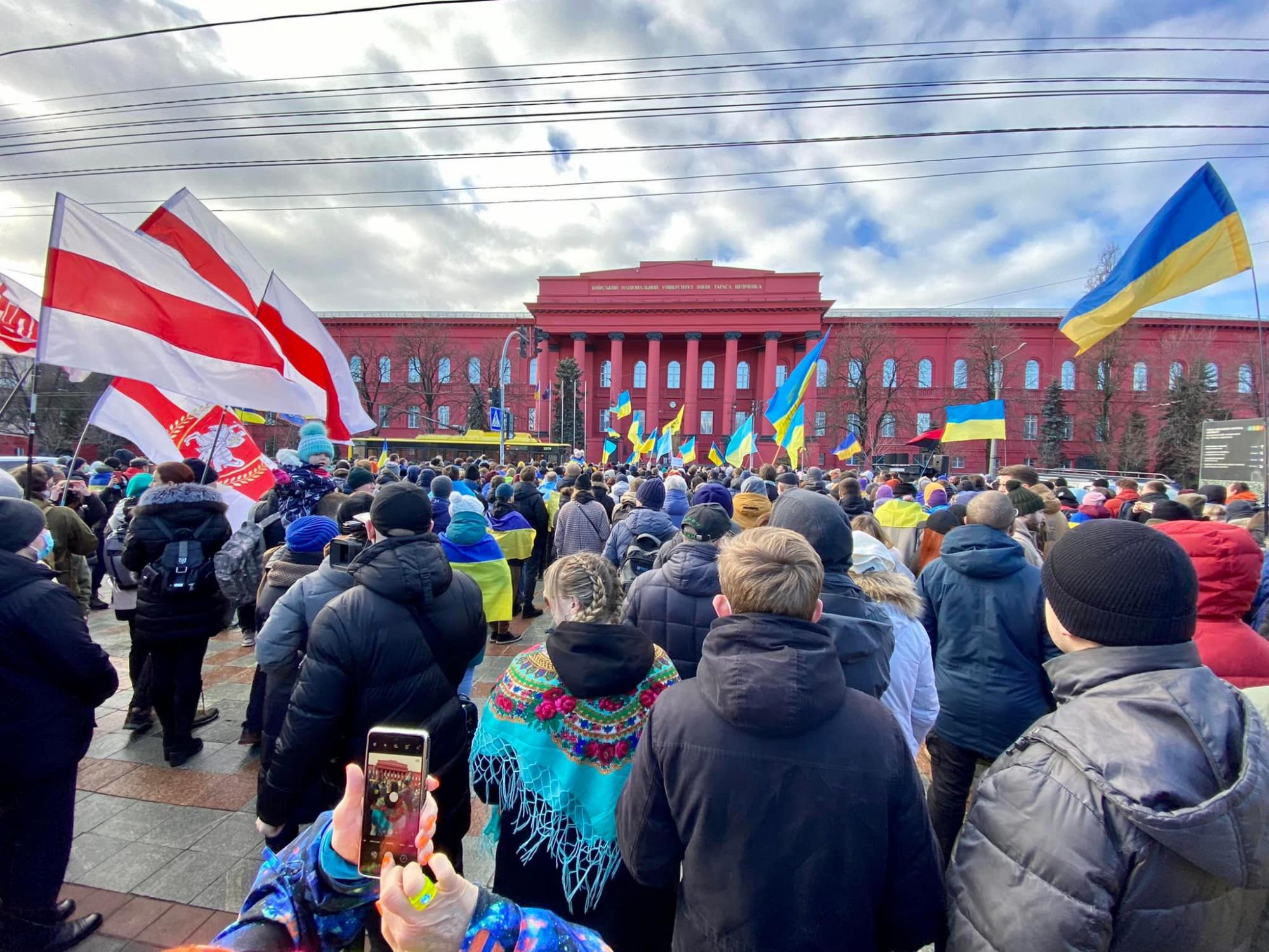 Украинцы на Марше единства в Киеве показали России, где на самом деле проходят "красные линии" (видео, фото)