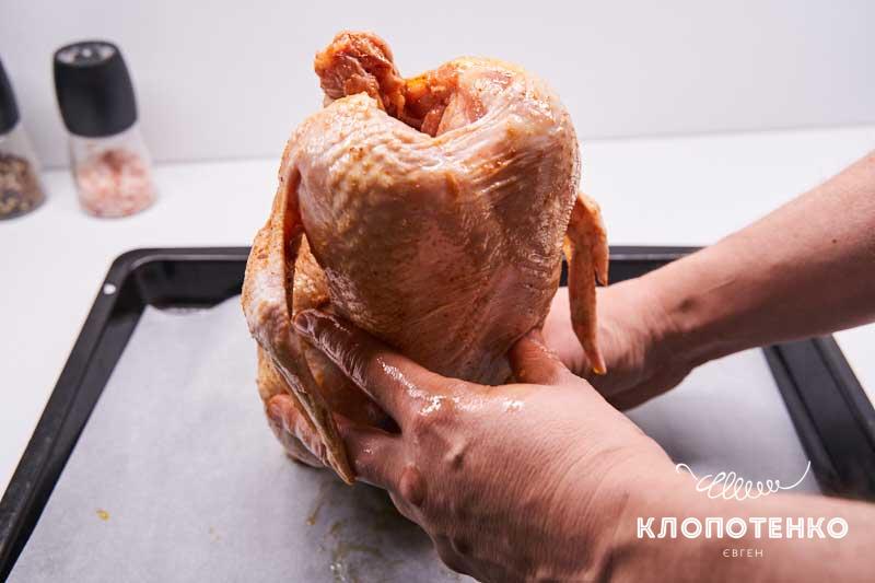 Клопотенко поділився рецептом ідеальної запеченої курки, посадивши її на пивну банку
