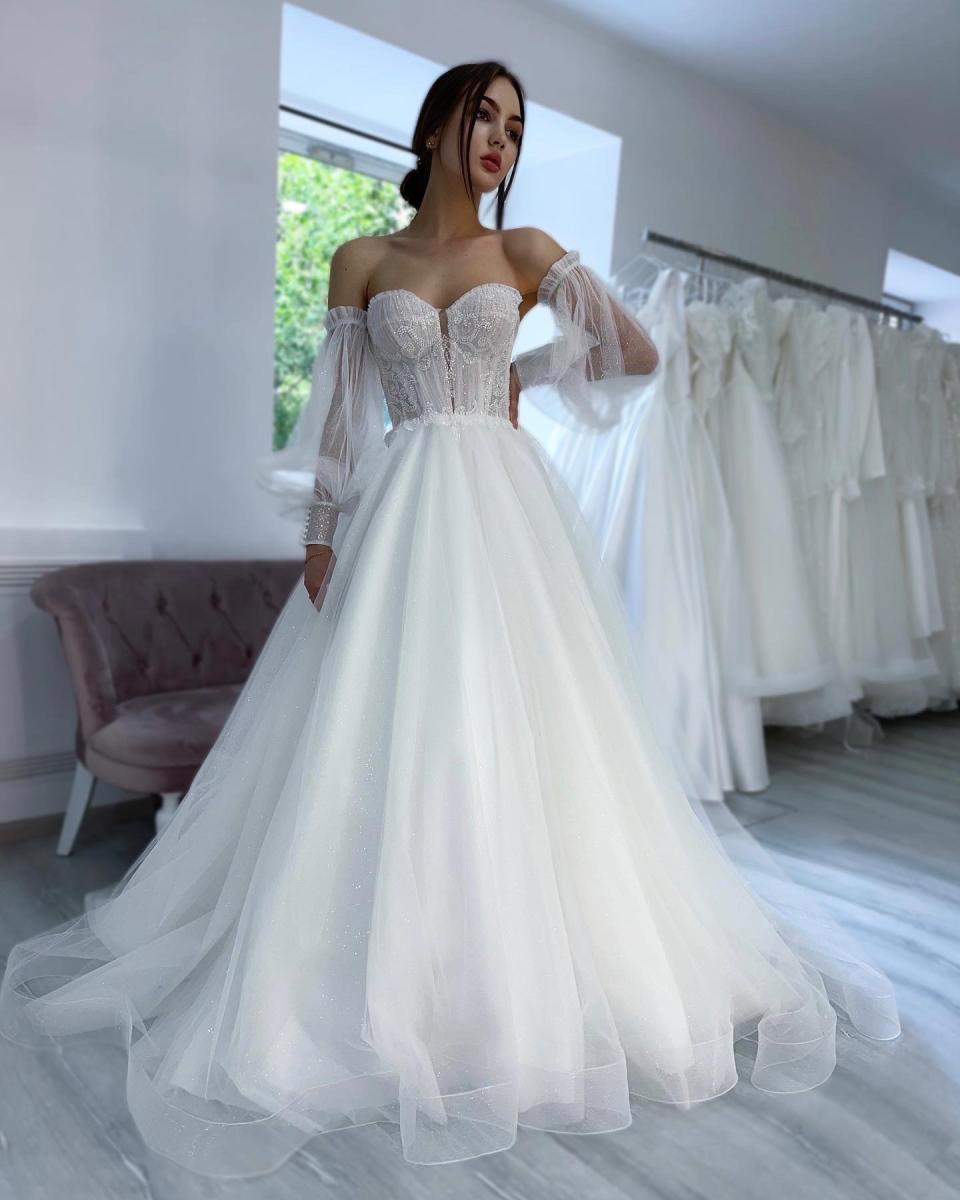 Станьте самой красивой невестой: названы тренды свадебных платьев в 2025 году