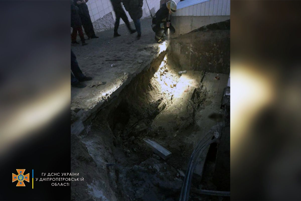 Под Днепром на подростка упала железобетонная плита: парень погиб на месте