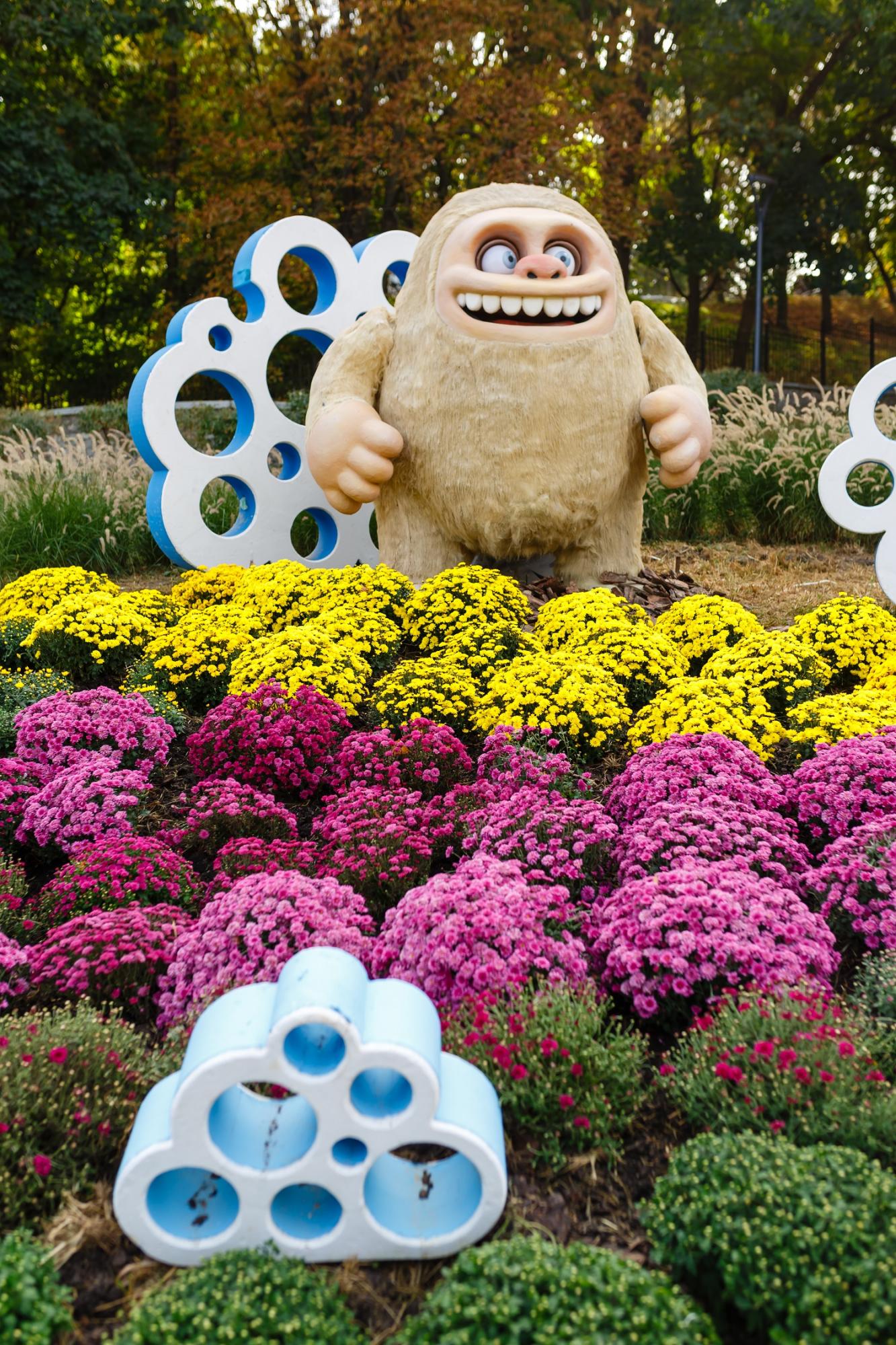 В Киеве открылась выставка хризантем для детей и взрослых: впечатляющие фото