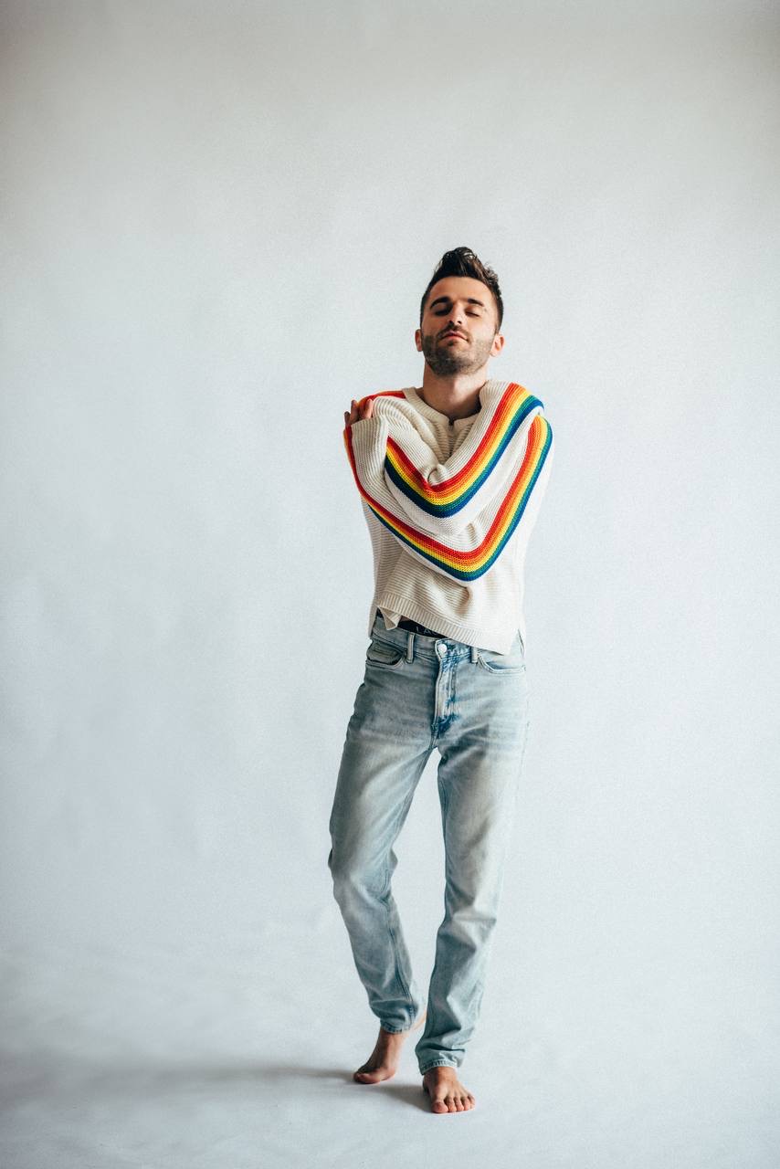 "Ми всі з одного тіста". Співак-гей ANDRUX - про ЛГБТ-військових, дискримінацію і "любов" церкви