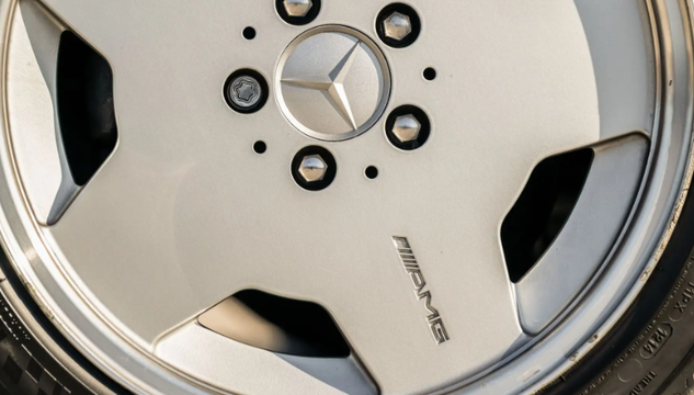 Единственный экземпляр: на продажу выставили уникальный Mercedes-Benz 80-х (фото)