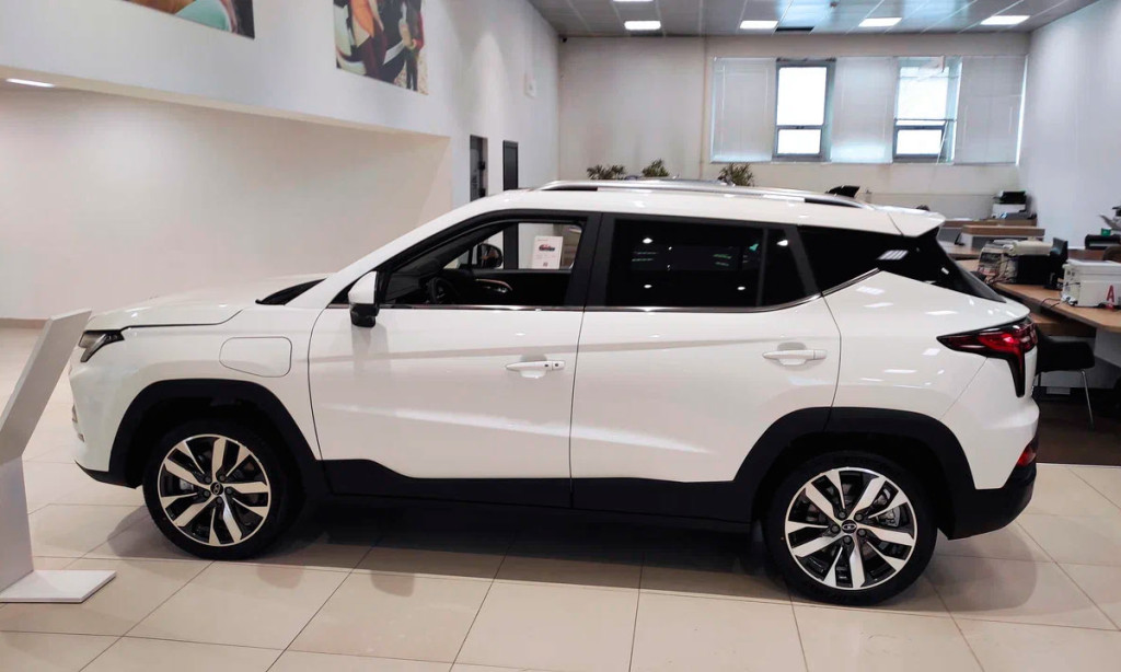 Автосалони відкрились, покупців немає. У Росії почали продавати "ганебні" "Москвичі" (фото)