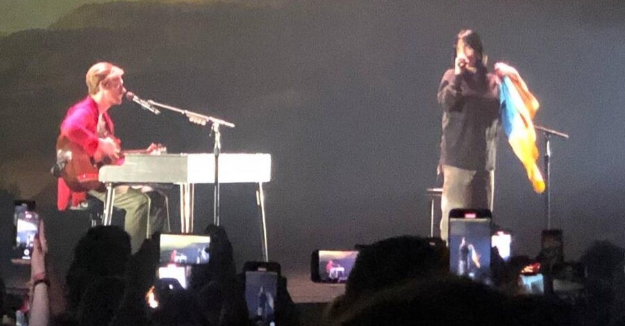 Прапор свободи і мужності. Хто і як у світі підтримав Україну синьо-жовтими прапорами