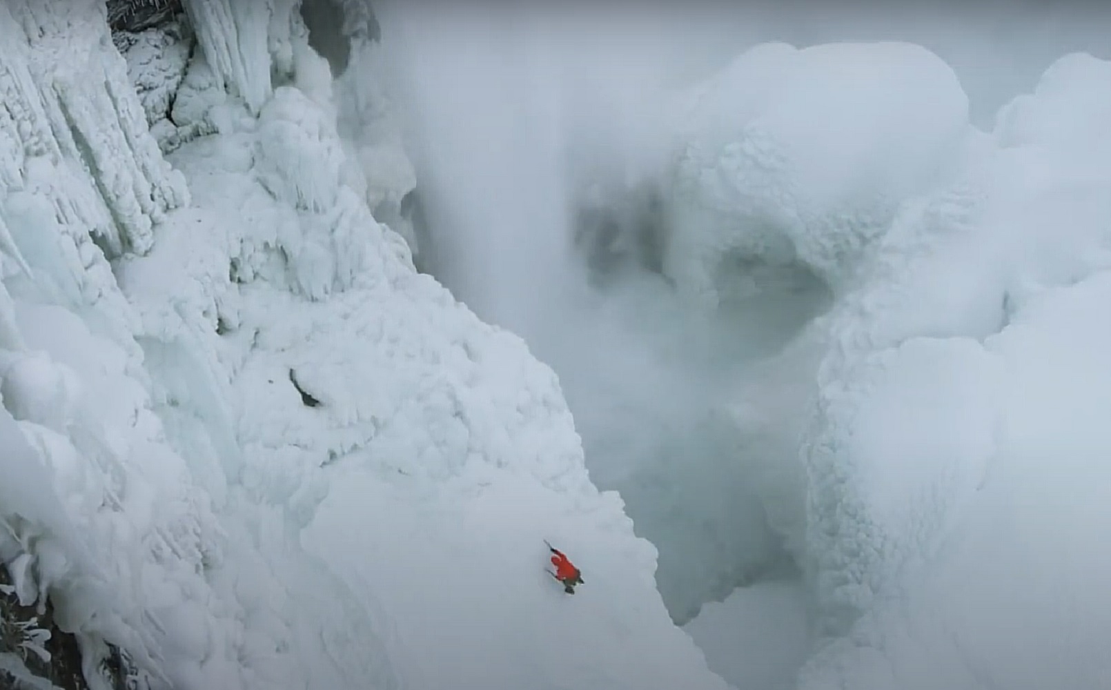 Невероятно величественное зрелище: Ниагарский водопад замерз и покрылся льдом