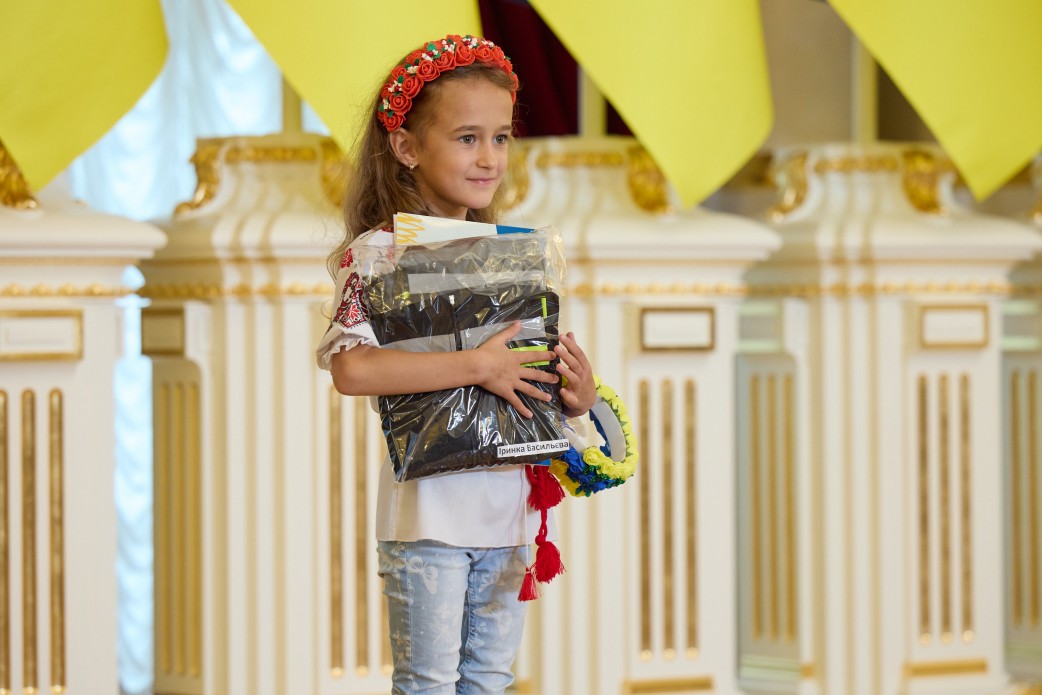 7-летняя украинка купила для воинов ВСУ 4 авто, дроны и Starlink, делая веночки (видео и фото)