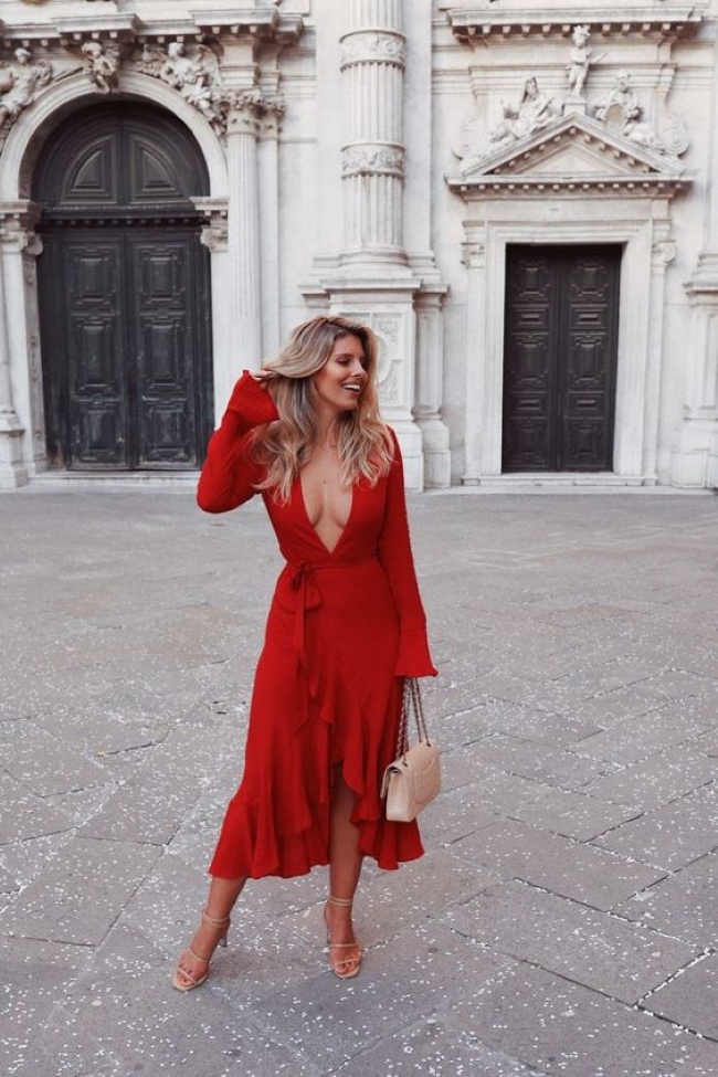 Стилистка рассказала, как стильно носить вещи в красном трендовом цвете