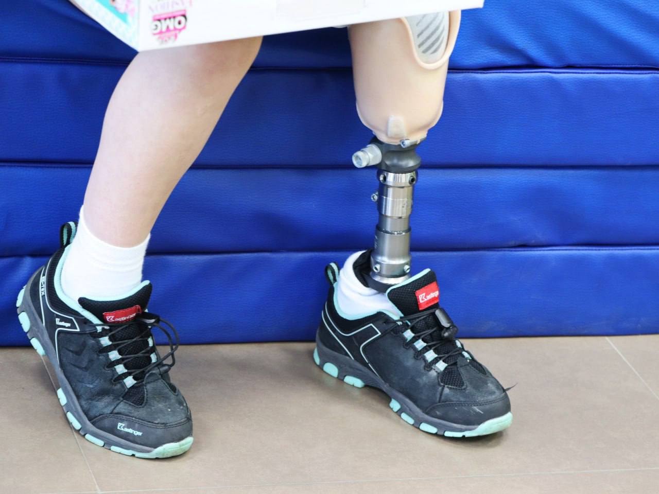 Шестирічна гімнастка, яка втратила ногу внаслідок російських обстрілів, повертається до тренувань (відео)