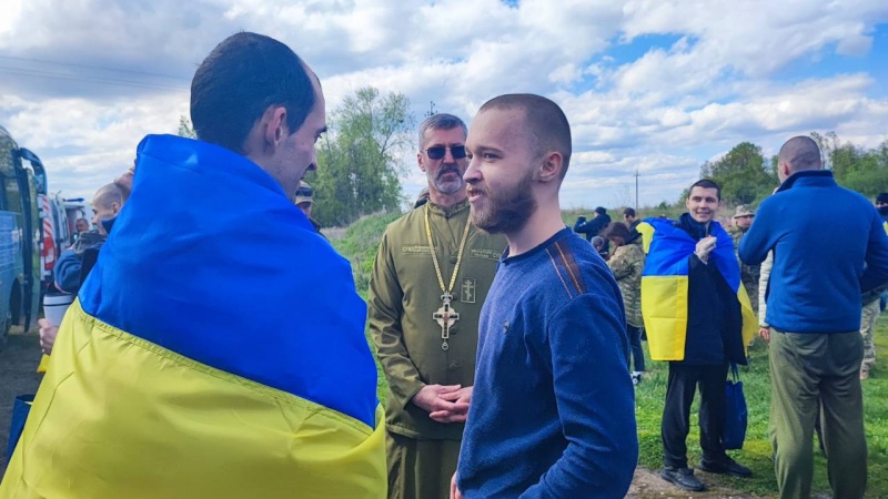 Украина 6 мая провела новый обмен военнопленными. Домой вернулись 45 бойцов полка 