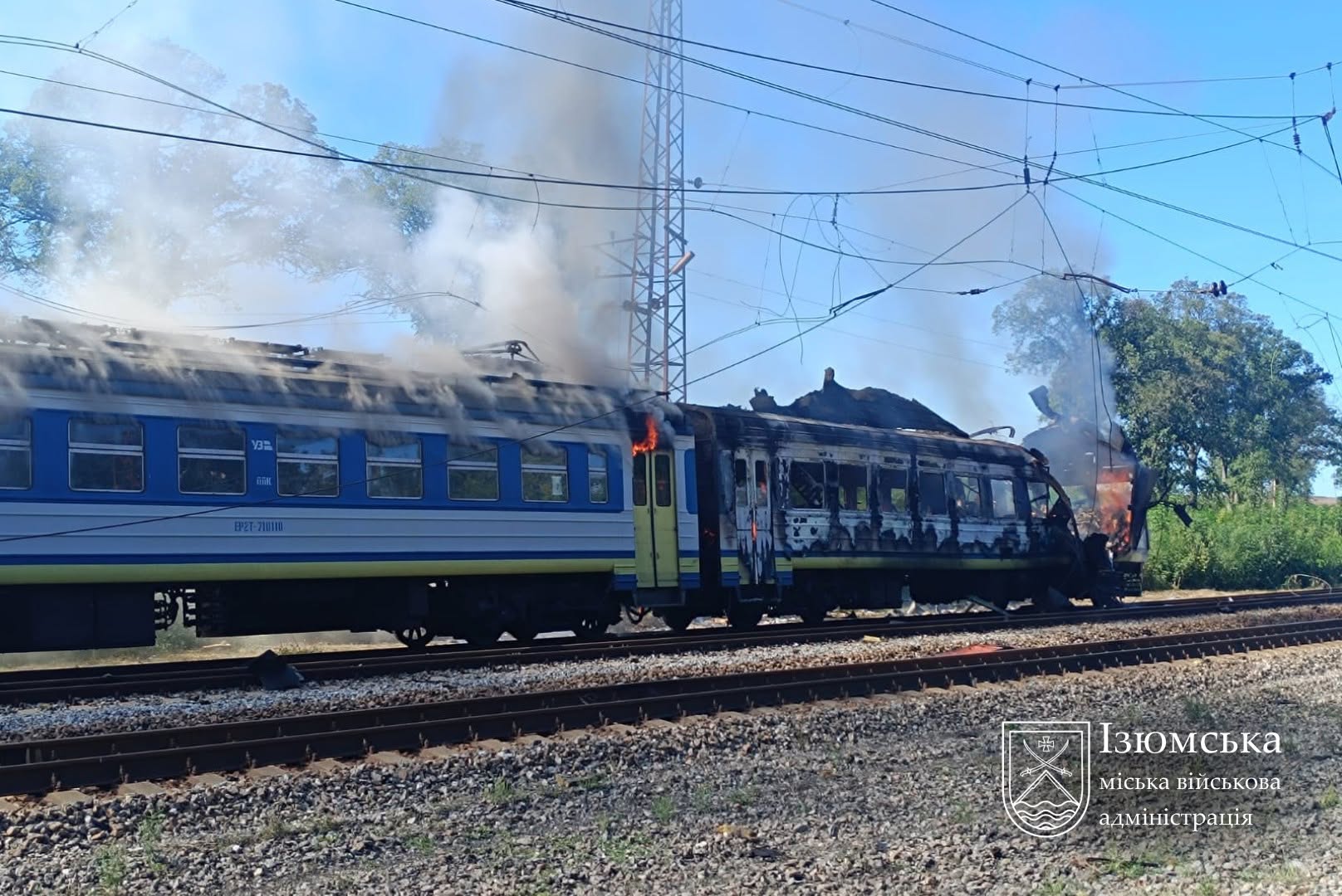 РФ вдарила "Шахедом" по потягу на Харківщині: спалахнула пожежа, є поранені