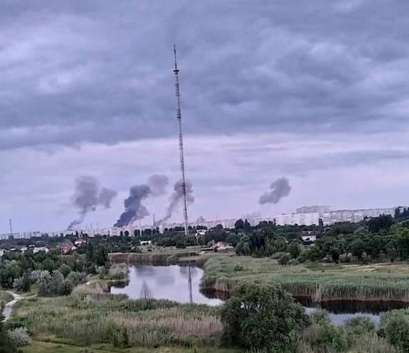 Ракетні удари по Кременчуку: ворог обстріляв НПЗ та інші об'єкти інфраструктури
