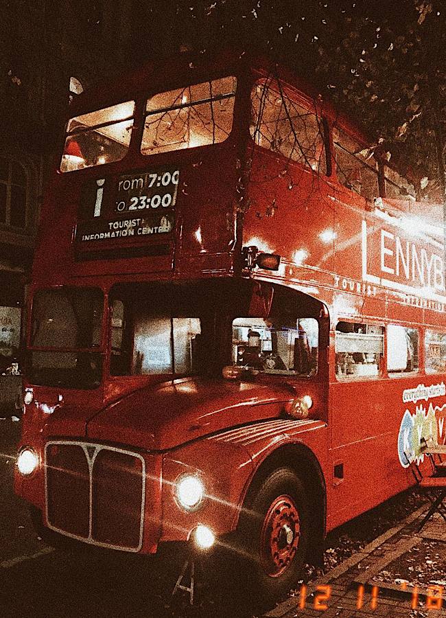 Чи знаєте ви історію червоного лондонського автобуса, який став київською кав’ярнею у самому центрі