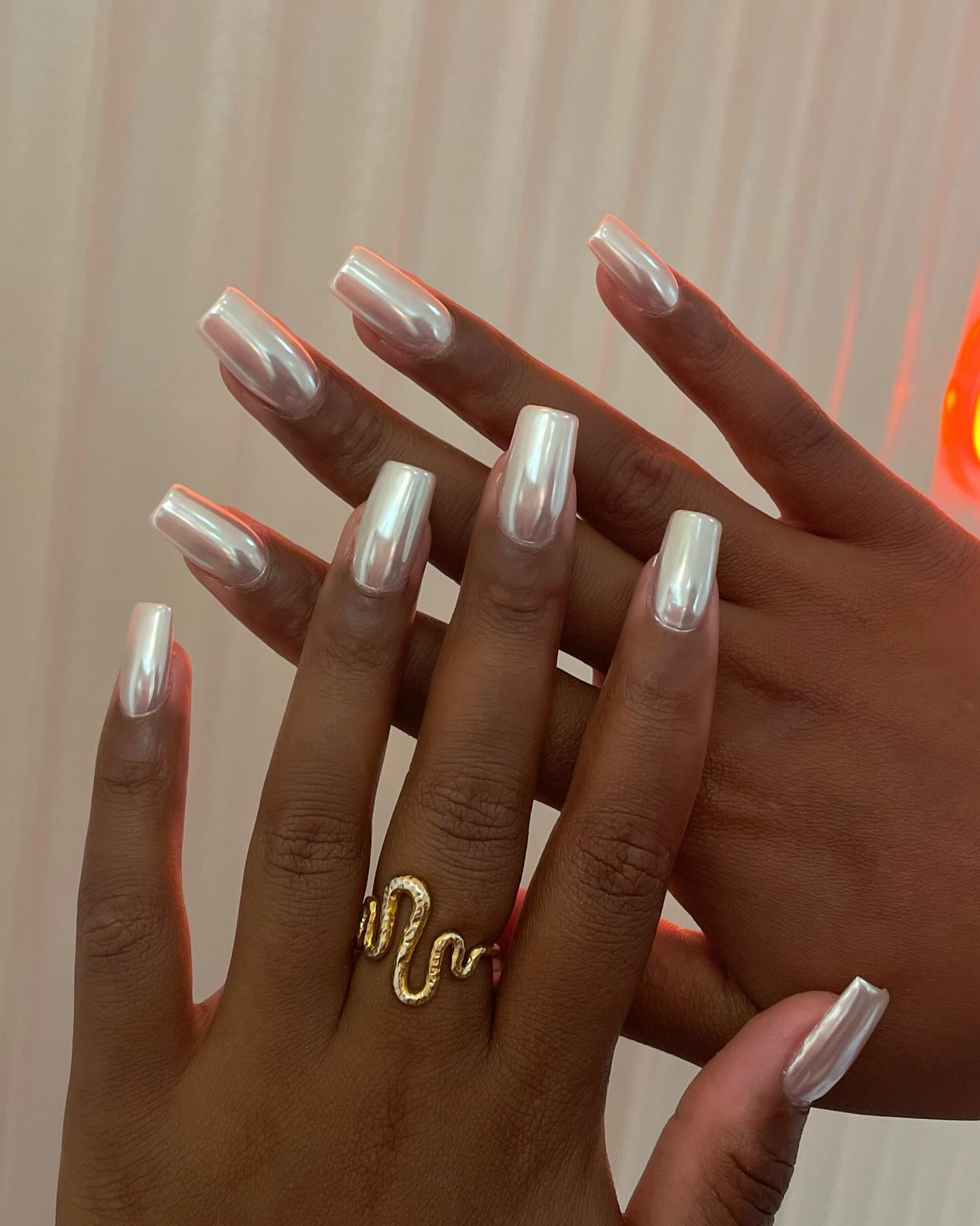 Белый маникюр не выходит из моды: идеи стильных дизайнов на осень 2024