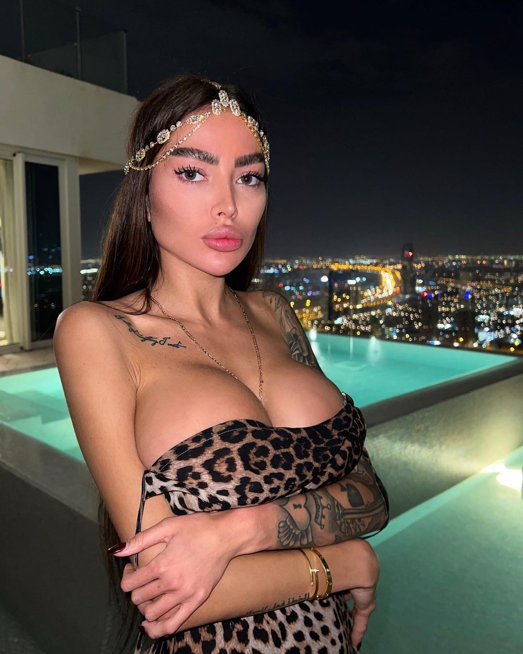 Взгляните, что случилось с &quot;украинской Кардашьян&quot;: снова легла под нож и теперь соблазняет иностранцев