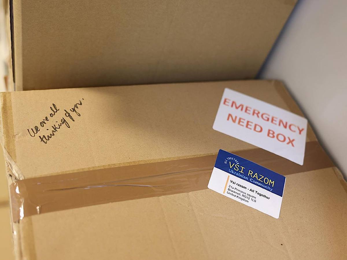 Кейт Миддлтон с желто-голубыми лентами на сердце проведала украинских детей в Британии