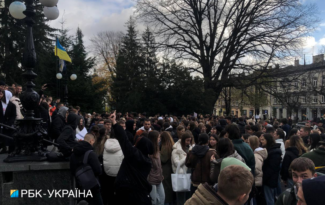 &quot;Освіта без комуністів&quot;. У Львові великий мітинг проти Фаріон, тисячі студентів вийшли на вулицю